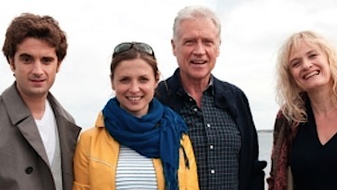 Robert Atzorn, Julia Brendler und Oliver Wnuk ermitteln in den Dünen: riminalkommissar Theo Clüver (Robert Atzorn) ist ein sympathischer, kantiger Typ, der den Mördern auf seiner nordfriesischen Insel mit viel Geduld, Besonnenheit und psychologischem Gespür auf die Schliche kommt. Seine innere Ruhe mag von seiner harmonischen Ehe kommen, auch wenn er auf die tantrischen Köstlichkeiten seiner Frau Anna (Ulrike Grote), die sie seit neuestem zubereitet, eigentlich verzichten könnte. Clüver ermittelt nicht allein. An seiner Seite arbeitet die raue Blondine Ina Behrens (Julia Brendler) - eine selbstbewusste Friesin, die, abgesehen von ihrem pflegebedürftigen kauzigen Vater, die Nase von Männern gestrichen voll hat.